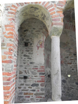 Resti di affreschi nel Gesiun (44255 bytes)